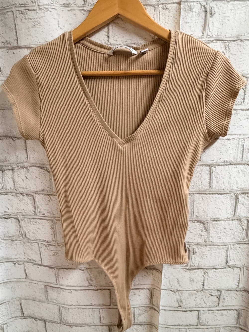 Calvin Klein Jeans Ribbed V-Neck Short Sleeve Bodysuit in Beige